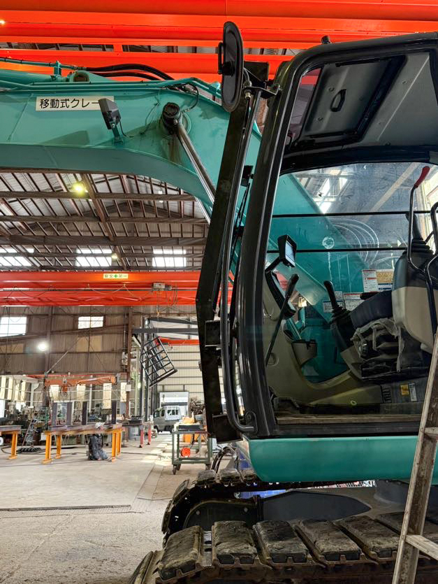 林業用ガード装着時のキャビン側面